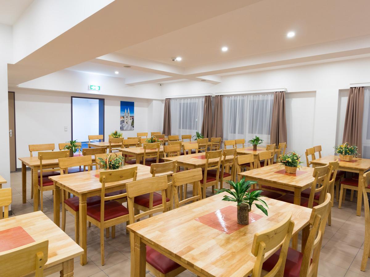 Winbudget "Bed&Breakfast" Винер-Нойштадт Экстерьер фото
