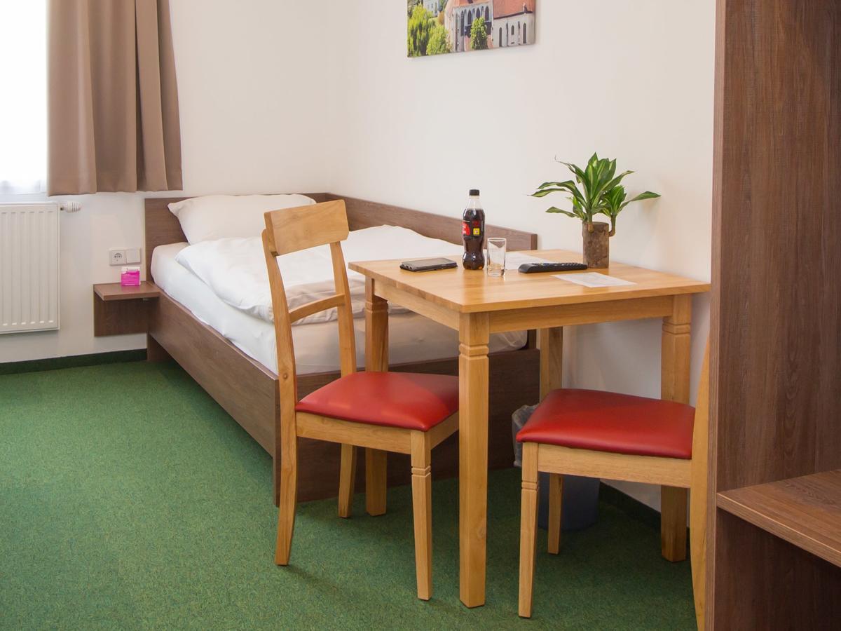 Winbudget "Bed&Breakfast" Винер-Нойштадт Экстерьер фото
